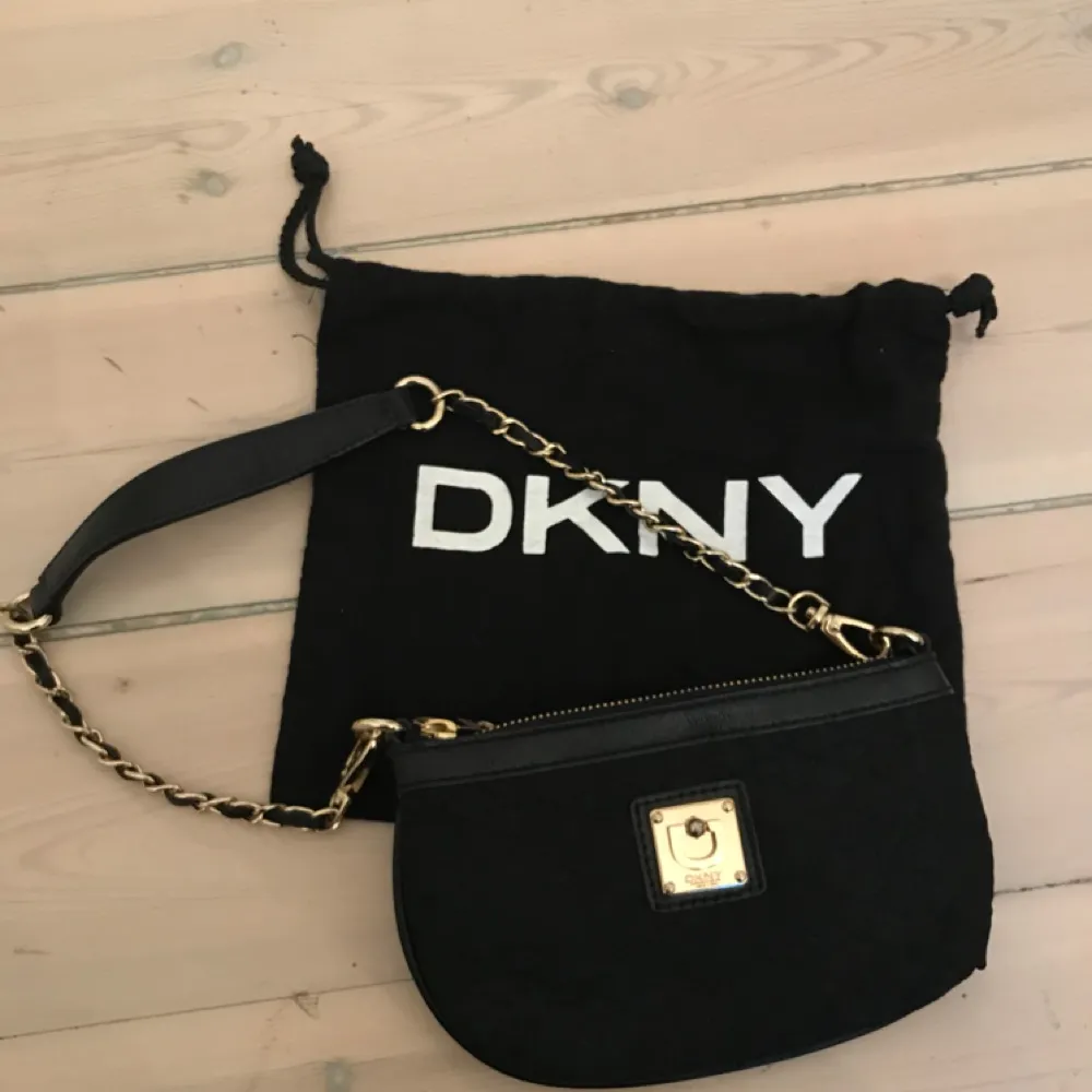Helt oanvänd fin liten aftonväska från DKNY. Size 20x12 cm.. Väskor.