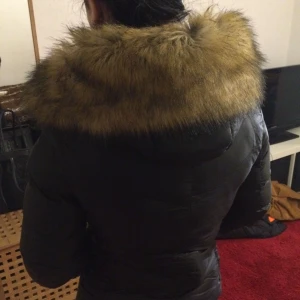  - Figursydd Höst/vinterjacka från chica london, pris+frakt. Fake päls. Köpt förra året för 1200kr.  priset kan diskuteras vid snabb affär