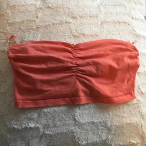  - Orange / persikofärgad topp / bandeau i storlek S. Nästan aldrig använd så mkt bra skick! 