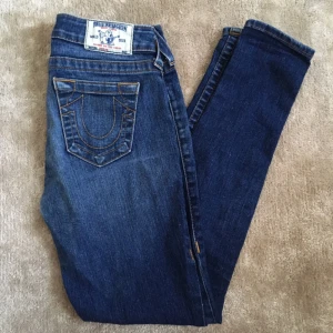  - jättesköna och stretchiga stuprörsjeans från true religion med de klassiska detaljerna. kostade ursprungligen runt 2k. sparsamt använda då de är för tajta på mig, så de är nästan som nya. kmr lägga upp många annonser närmsta tiden och ju fler plagg du vill ha, desto större mängdrabatt får du. möts upp i sthlm eller skickar om du betalar frakten.