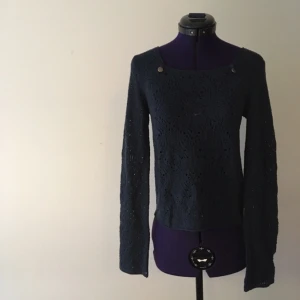  - stickad, tunn tröja från odd molly med fint stickmönster och klassiska odd molly-detaljer. bara använd 2-3 ggr så nyskick.