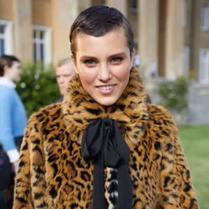  - =NY!!= ERDEM x H&M.  En rakt skuren kappa i mjuk pälsimitation med leopardmönster. Kappan har krage och avtagbart ripsband i nacken som knyts fram. Dolda tryckknappar samt utanpåfickor fram.  Storlek 34 men passar absolut även 36