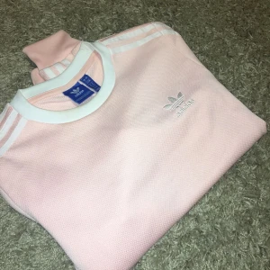  - Helt ny adidas tröja i färgen rosa💞 använd en gång, sitter jätte fint 