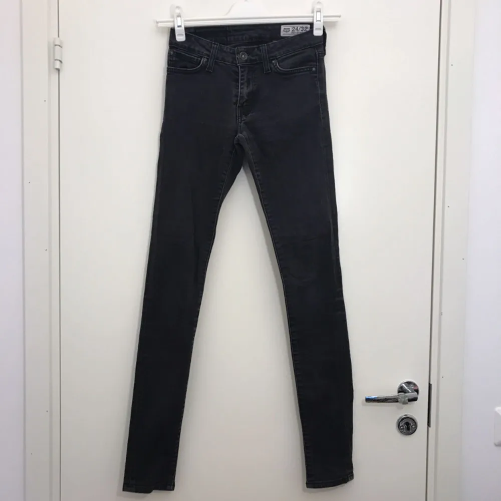 Crocker-jeans i storlek 24, längd 32 (24/32). Jeansen är i en 
