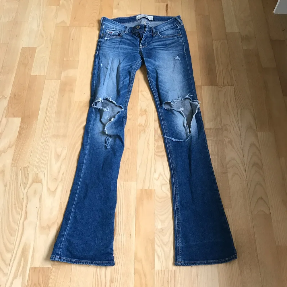 Blåa jeans med hål på knäna från Hollister, W25 L33. Jeans & Byxor.