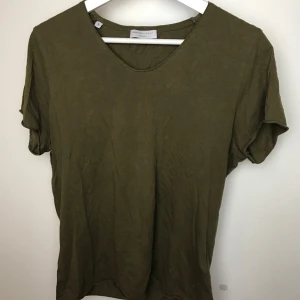  - Snygg militär grön T-shirt, sitter bra och man får snygga armar i den. Hör av dig för fler bilder eller frågor 