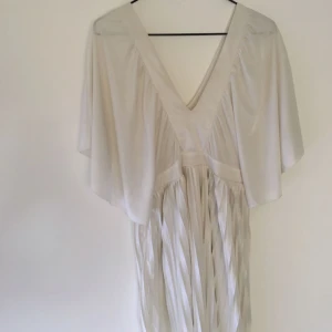  - Jätte Fin vit klänning från Bikbok 