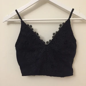  - Svart crop top med virkade detaljer framtill. Aldrig använd 😊
