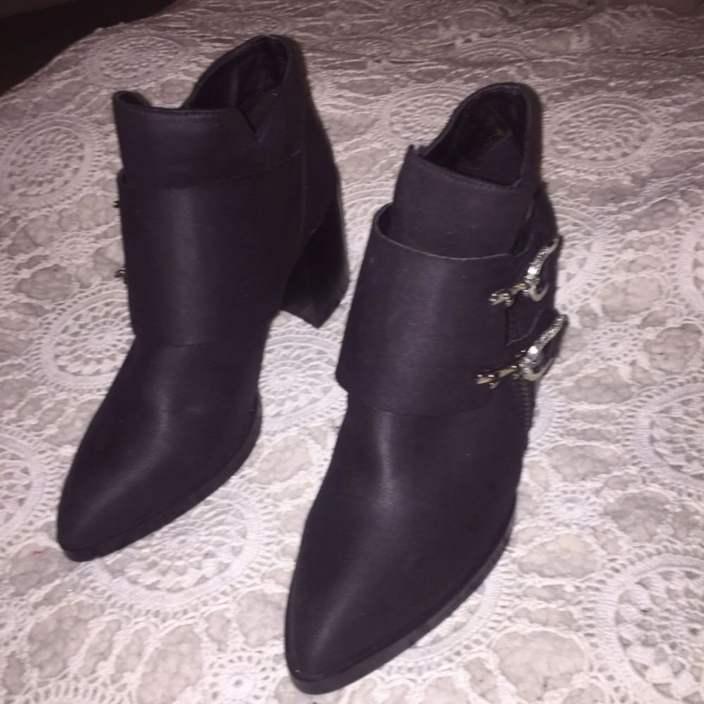 Svarta boots med bred klack och silvriga detaljer, oanvända, priset kan diskuteras vid snabb affär. Skor.