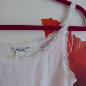  - Vitt linne med spets i fint tyg från Monki. Fint skick. Frakt: 20 kr 🌹