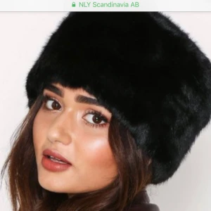  - Helt oanvänd oäkta svart pälsmössa. Normal i storlek när det är onesize. Ordinarie pris 249kr. 