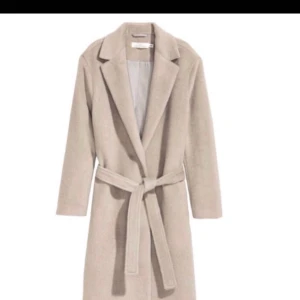  - En klassisk ullkappa från HM. Den är väldig varm och lite längre i modellen med en fin beige färg. Den är relativt onesize pga att man knyter midjebandet för att stänga jackan. Nypris 799kr 🧚🏼‍♂️🧚🏼‍♂️🧚🏼‍♂️