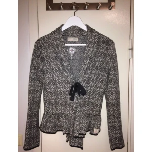  - Odd molly canna kofta •Grå med ett mörkgrått band. •Skicket är helt ok, inga håll eller fläckar! •Möts upp helst i skåne annars står köparen för frakten.