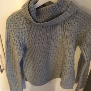  - En stickad polo ifrån gina,varm och mysig