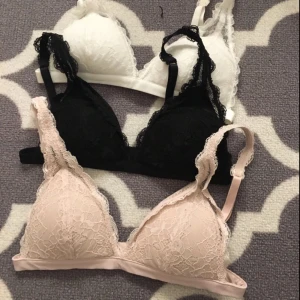  - Tre spets bh:ar i storlek xs,typ som 70a sparsamt använda  (vet knappt själv då dem är för små för mig,som inte har den storleken) 