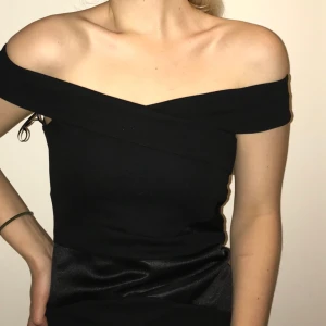  - Oanvänd Lipsy London klänning 