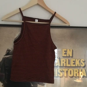  - Underbart ribbat randigt linne i orange och svart från American Apparel. ✨ 