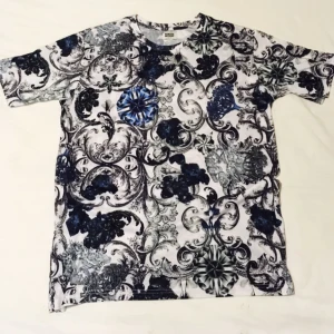  - Mjusk skön tisha med mönster utav olika rubiner/diamanter m.m 