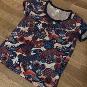  - T-shirt från Monki. Helt oanvänd 