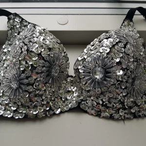 - Fin oanvänd paljett bh som är jättesnygg att ha under mesh tröjor. Men den kommer tyvärr aldrig till användning så därför säljer jag den. Skriv för mer info 💗 