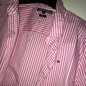  - Tommy Hilfiger skjorta, aldrig använd endast testad.  Frakt ingår☺️ tar swish 