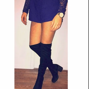  - Ett par svarta knähöga stövlar med klack i bra skick. Bara använda ett fåtal gånger. Köparen står för frakten.