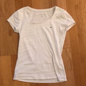  - Jätte snygg Tommy Hilfiger T-shirt som knappt är använd.