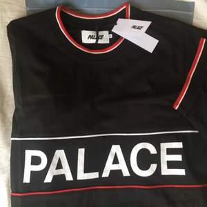 Hej, I am selling a brand new Palace Handle Tshirt. It's size XL but fits a little smaller, just ask me for measurements if you are interested. Retail was 69£ (+15£ shipping) ~900kr  If you have any question or offers feel feel free to message me :) located in Borås