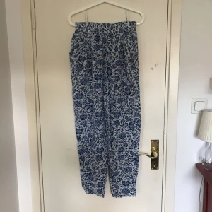  - Ett par supersköna byxor som kan användas hemma och mysa i eller som en vardagsbyxa om man vill det. Är som sagt i blommigt mönster och har resårband upptill samt två fickor på sidorna. Byxorna är köpta utomlands och det står ingen storlek i dem. Jag brukar ha 34-36 i storlek men kan säkert passa en 38 också. Byxorna är väldigt sparsamt använda.  Frakt ingår INTE i priset 