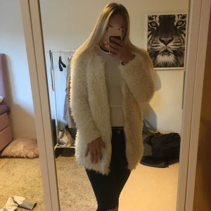  - En mysig fluffjacka ✨ bra skick 