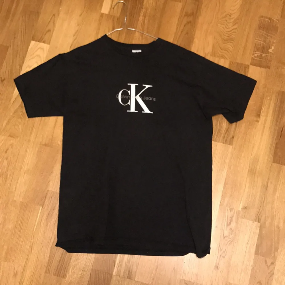 Äkta calvin Klein T-shirt. 30 kr frakten. . T-shirts.