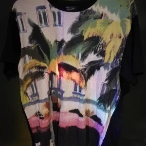  - Färgstark t-shirt ,42  Swish el kontant vid Ropsten eller Åhléns city Skickas endast via Swish mottagaren står för portot.