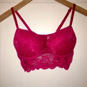  - Superskön bh, köpt ny här och endast provad av mig. Säljes då den tyvärr är för liten. 60kr är inkl frakt, möter gärna upp i Kalmar annars! 