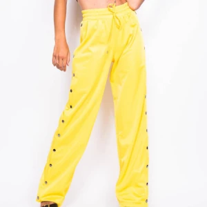  - Sprillans nya Popper Pants från Mad Lady, säljes pga att jag råkade beställa hem två likadana, och inte hann skicka tillbaks dem. Prislappen är kvar, nyinköpta för 499kr.