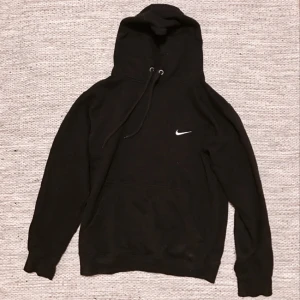  - Svart hoodie från Nike, kan hämtas i centrala Malmö eller skickas✨ köparen står för fraktkostnad