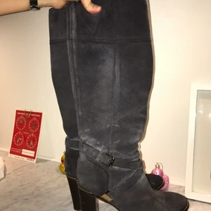  - Sjukt snygga Tory Burch stövlar helt oanvända!! Köpta på Nathalie Schuterman för 4000, så väldigt värt pris nu!