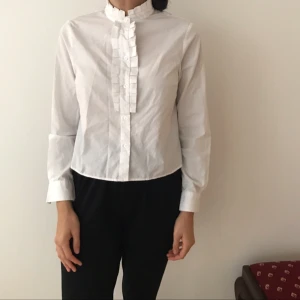  - Finskjorta från ASOS. ✨ Aldrig använd. Lite kortare på längden, men skulle förmodligen passa bra med högmidjade jeans. Frakt ingår ej, betalning med swish! 