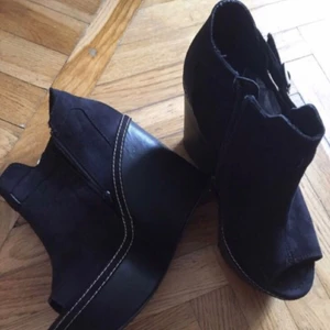  - Svarta kilklack i st. 40, bekväma bra skick