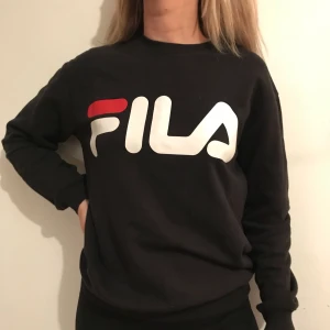  - Snygg mjuk skön FILA tröja i storlek S. Använd 2ggr bara ligger och glöms bort i garderoben :(