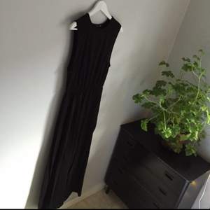 Långklänning med resår i midjan, från H&M. Sparsamt använd.  ✨Hämtas i Karlskrona // Frakt betalas av köparen  Priset kan eventuellt diskuteras✨