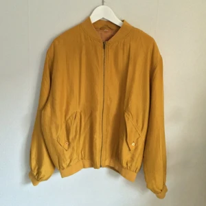  - Senapsgul bomberjacka i superfint skick! Silkigt tyg med ett lätt foder inuti, vilket gör den lite varmare.  ✨Hämtas i Karlskrona // Frakt betalas av köparen  Priset kan eventuellt diskuteras✨
