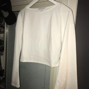  - Fin & skön trumpet ärmad tröja till vardags & fest, aldrig använd pga för liten 