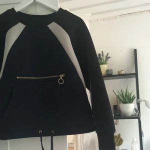  - En tjock träningströja i extremt bra kvalité, köpt på Lindex. Materialet är lite swimsuit material fast tjockt, sjukt nice men använder aldrig själv! Köpare står för frakt 💕
