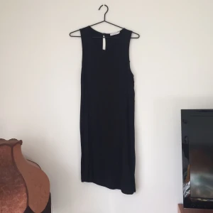  - Svart tunika/klänning med höga slitsar på båda sidor. Köpt i USA. 