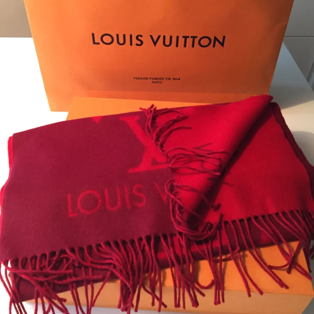 Säljer en oanvänd Louis Vuitton scarf i 100% Kashmir. Modellen heter Reykjavik scarf.  Är endast provat. Mycket skön och fin sjal. Kvitto finns! . Accessoarer.