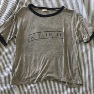  - Killin' it tröja ifrån Brandy Melville. Lite nopprig, men väldigt mjuk & fortfarande i bra skick ❣️ Frakt tillkommer.