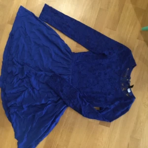  - Kornblå spetsklänning. Lite skrynklig då den legat vikt.