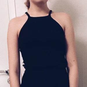  - Ribbat linne, något croppat. Köpt på primark i London och endast använt ett fåtal gånger. Köparen står för frakt✨