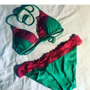  - Färgglad bikini från Wonderland.  Underdel i M och överdel i S. Överdelens spetts är något blekt.