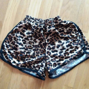  - oanvända shorts. strl x. Lite glansigt tunt material. Har fickor. 